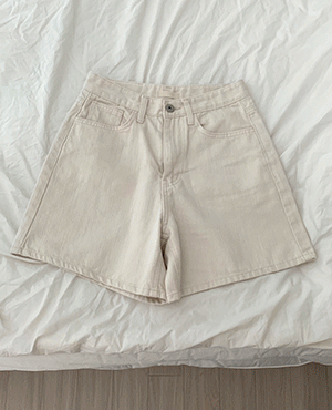 cream short pants